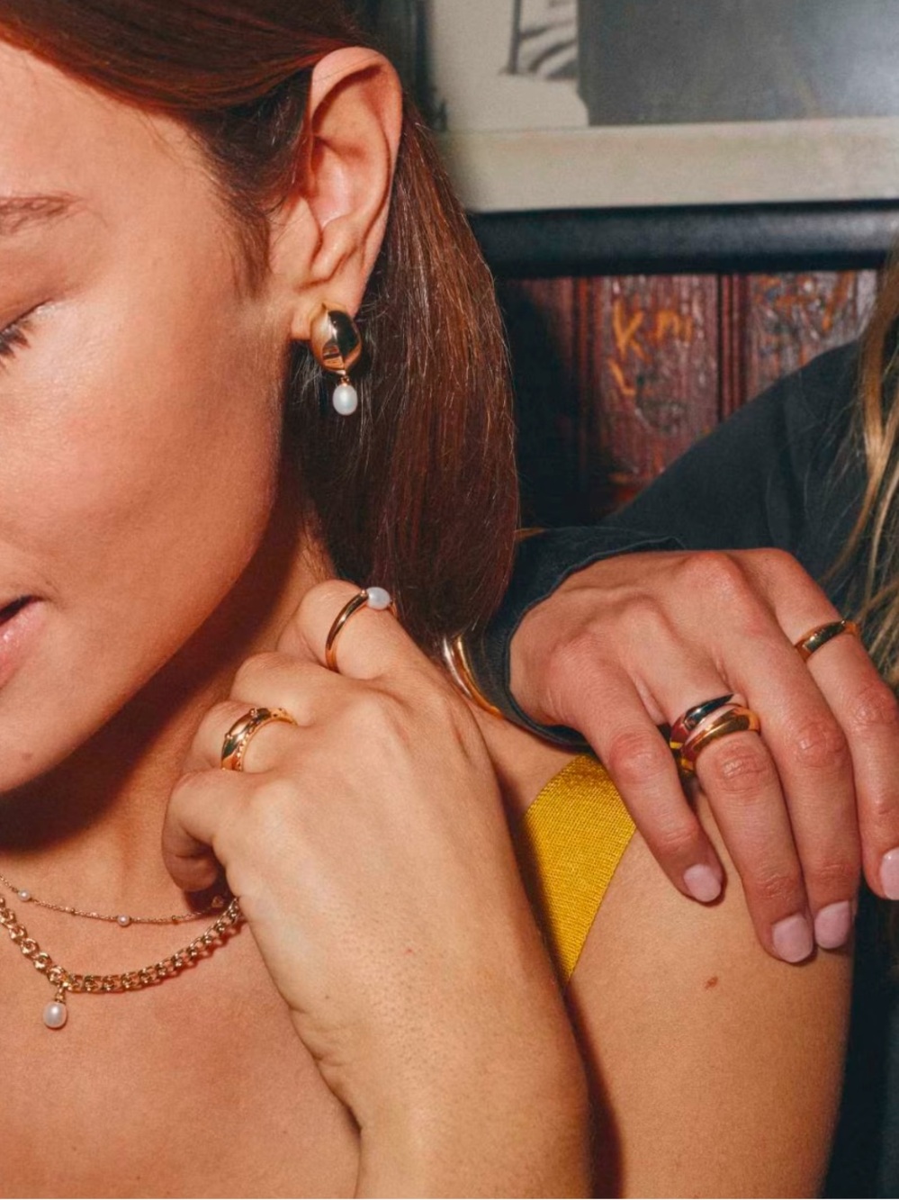 Kendra Scott Oakland Pearl Gold Huggie Earrings - Picture 9 of 10